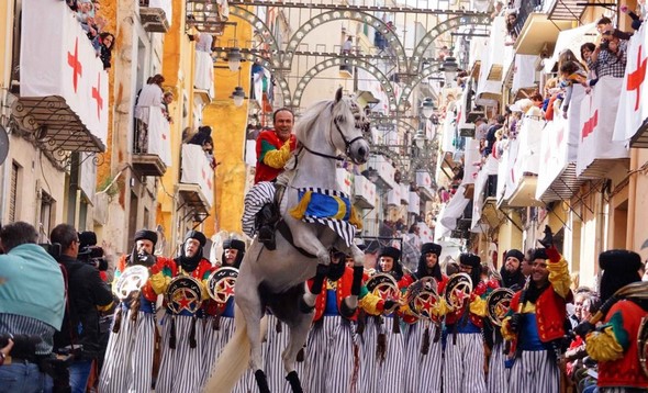 discover-the-fiesta-de-moros-y-cristianos-de-valencia-a-visual-spectacle-that-is-sure-to-impress