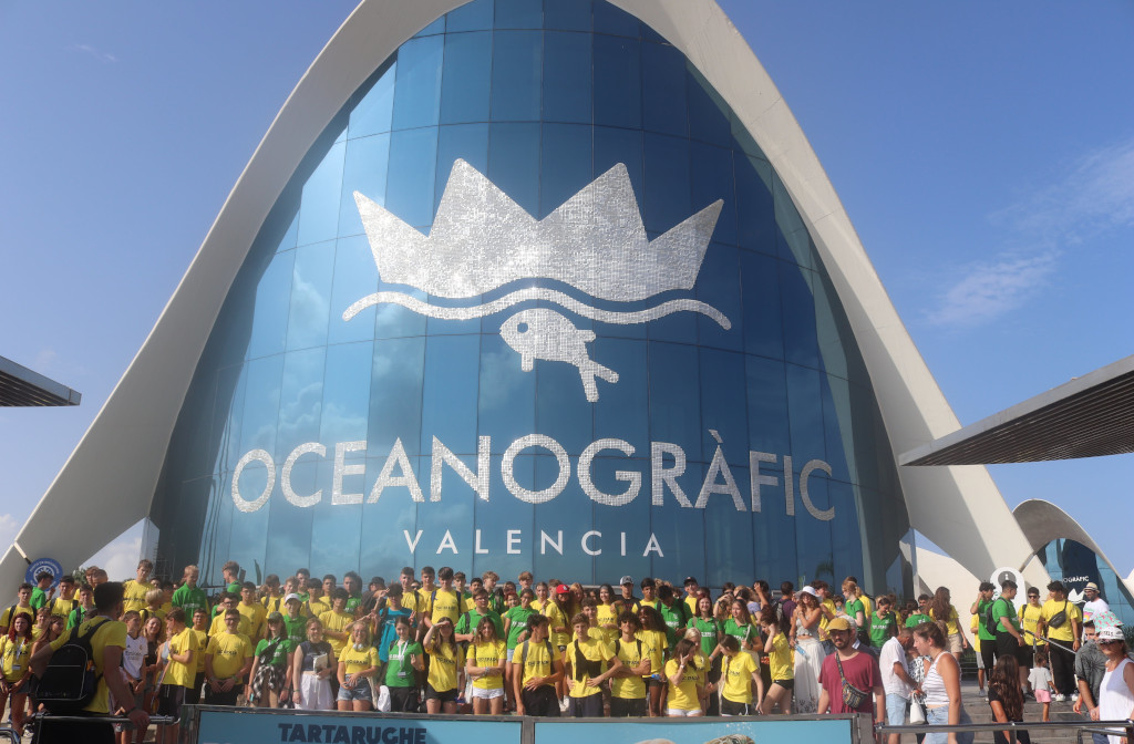 Thumbnail Schülerinnen und Schüler des ISC Spanien-Sommercamps posieren bei einem Besuch des Oceanogràfic in Valencia.