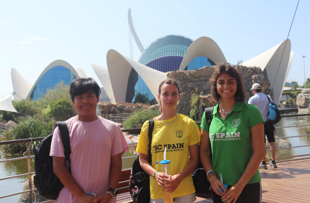 Thumbnail Teilnehmer des ISC Spanien Sommercamps vor der ikonischen Architektur des Oceanogràfic in Valencia.