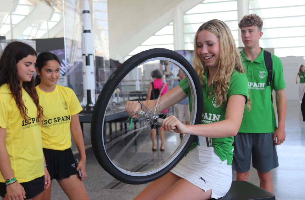 Thumbnail Des jeunes du camp d'ISC Espagne participant à une activité interactive lors de leur visite éducative au musée des sciences de Valence.