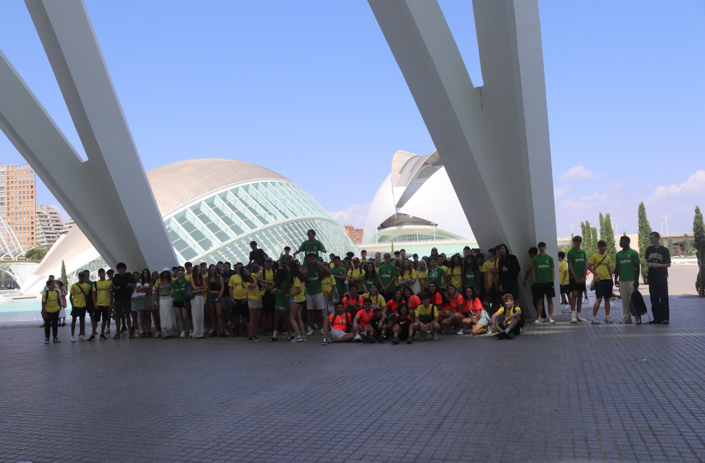 Thumbnail Eine große Gruppe junger Menschen aus dem ISC Spanien Sommercamp versammelte sich in der Stadt der Künste und Wissenschaften in Valencia.