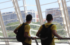 Thumbnail Schülerinnen und Schüler des ISC Spanien Sommercamps betrachten die Stadtansicht von der Stadt der Künste und Wissenschaften in Valencia.